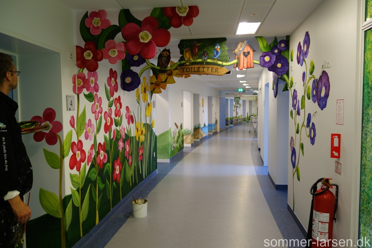 Vægmaleri-dekoration-børneambulatorium-børneafdeling-Holbæk-Sygehus-Sommer-Larsen      